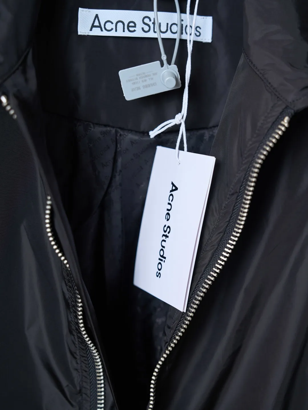 [Real auction] Acne Studios letter logo technical fabric zipper jacket [In Stock] 42 44 46 48 Purchased and developed by Authentic 5500, cotton and nylon blended technical fabric, customized rayon LOGO jacquard, reflective printing, high temperature pre-shrinking, customized 1:1 buttons, customized 1:1 trademark, fitted version